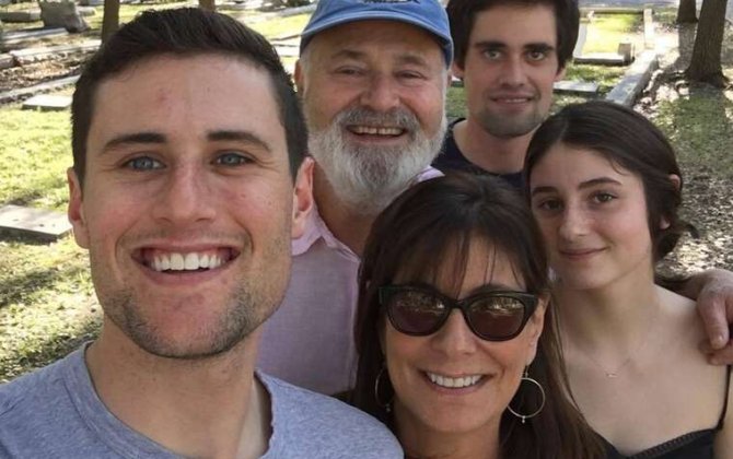 Сыну Роба Райнера предъявлено обвинение в убийстве своих родителей