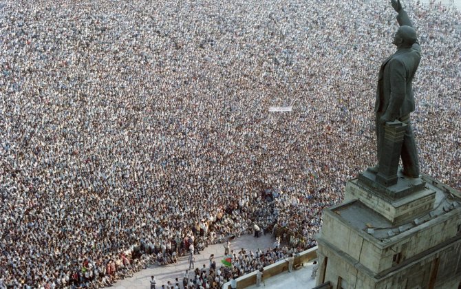 “Mərkəzi Komitənın məsul işçiləri bizi Meydana gətirdi və arxadan tribunaya ötürdü...”-Professor