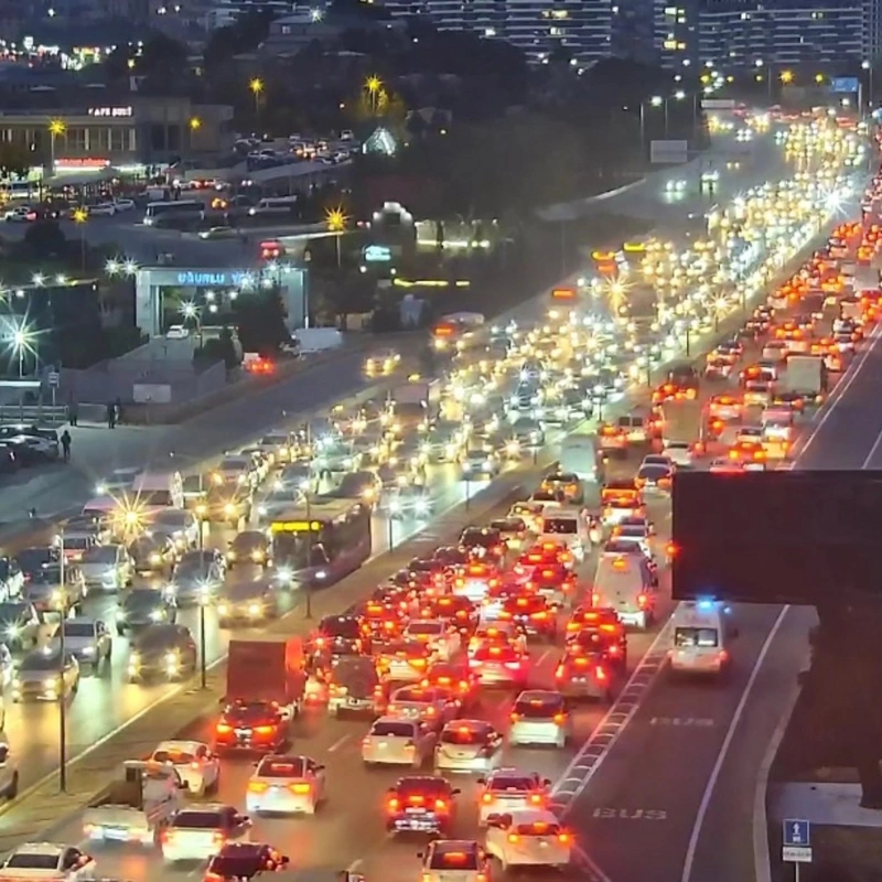 Paytaxtın bəzi küçələrində sıxlıq müşahidə olunur