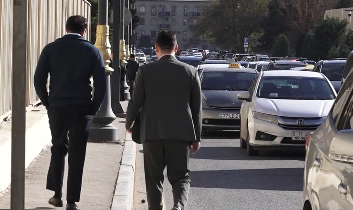 Nərimanov rayonundakı səki piyadalar üçün yararsız vəziyyətə düşüb - VİDEO