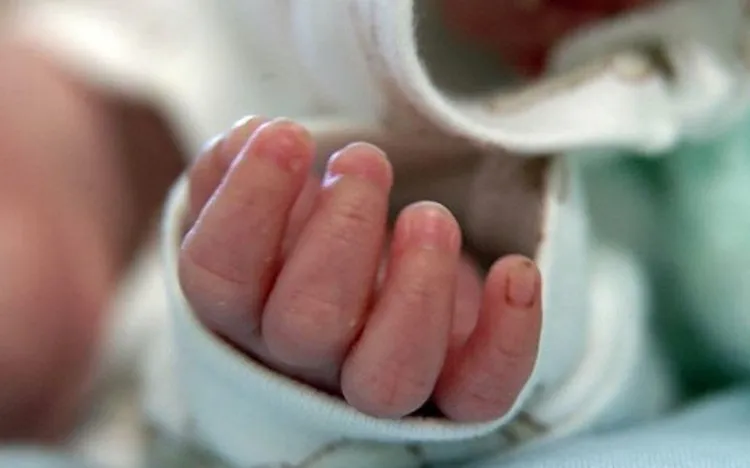 10 aylıq körpə arabadan yıxılaraq ÖLDÜ