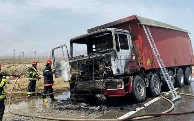 В Локбатане грузовик врезался в рекламный столб - Видео