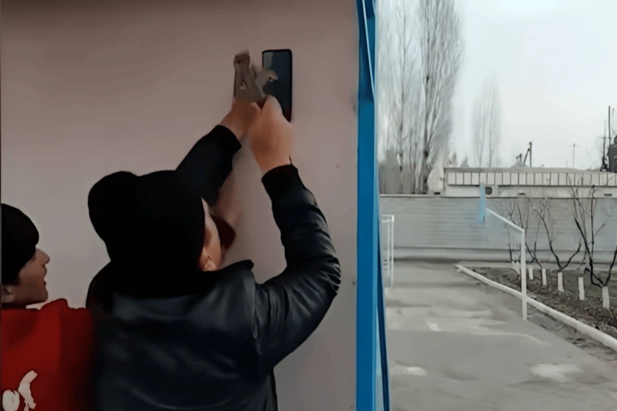 В Узбекистане директор прибил телефон школьника к доске: как отреагировали на это жители Баку?