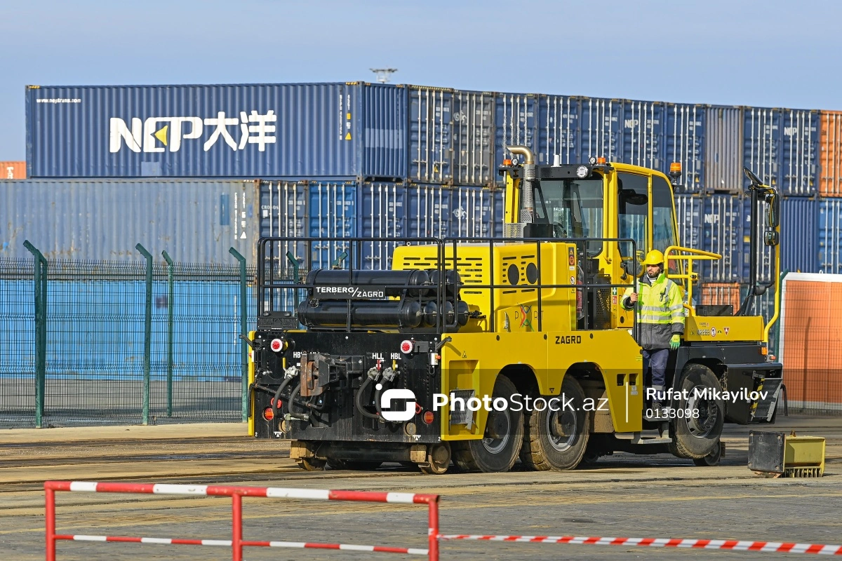 Какая страна отправляет наибольшее количество грузов в Бакинский порт?