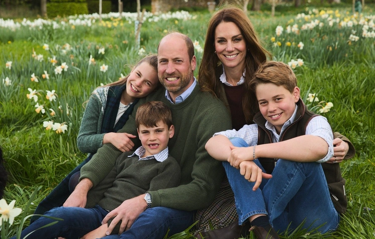 Şahzadə Uilyam və Keyt Midlton ailəvi milad açıqcasını təqdim etdilər