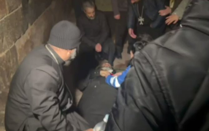 Армянский священник перенес инфаркт на фоне столкновений в Эчмиадзине