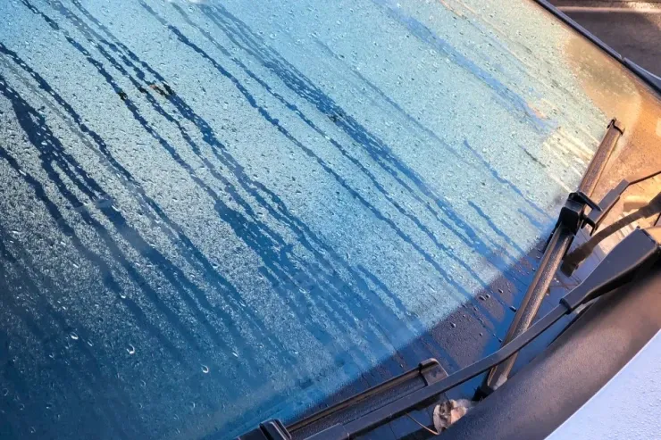 Niyə ön şüşələrdə qara nöqtələr olur? - Az adamın bildiyi gizli XÜSUSİYYƏT