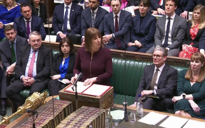 Britaniyada pab sahibi nazir və deputatları vergi artımına görə obyektinə buraxmır