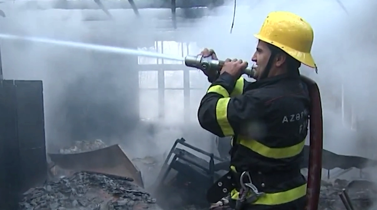 Göyçayda yanğın: Dörd ailənin evi külə döndü - VİDEO