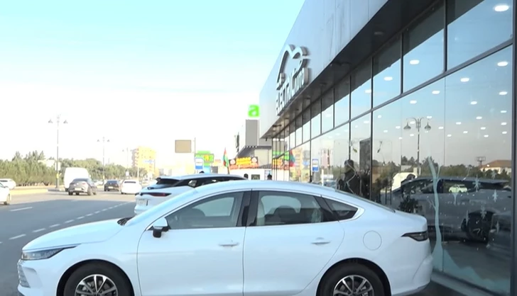 Автосалон в Баку занял тротуар: пешеходов вынуждают выходить на проезжую часть