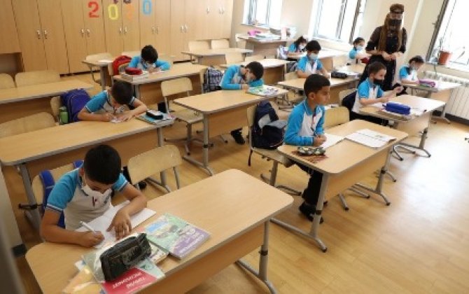 В Баку более 47 тыс. учеников сменили школу через электронную систему