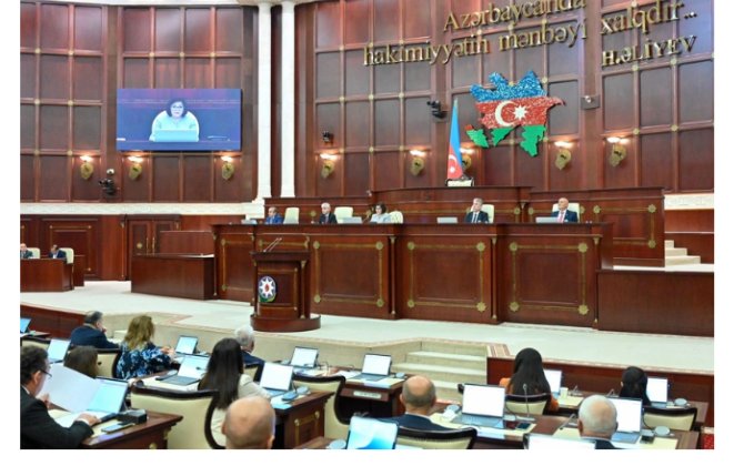 В Милли Меджлисе проходит пленарное заседание, на повестке 11 вопросов