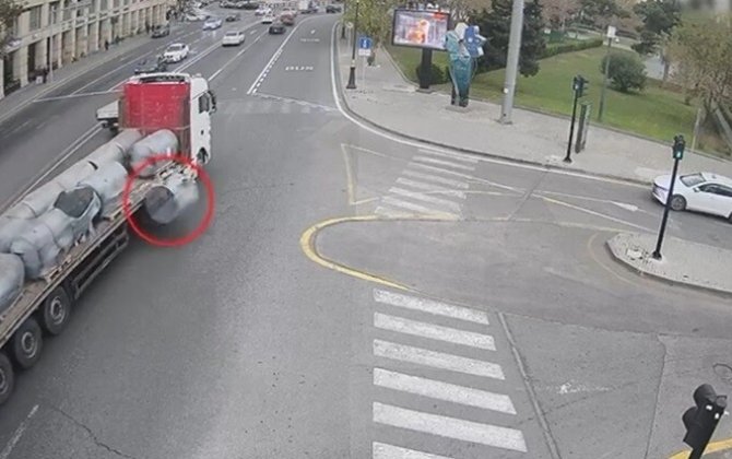 В Баку с грузовика упала бочка - Видео