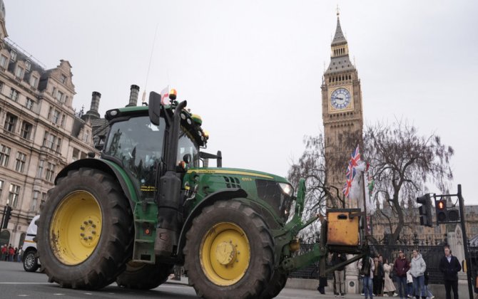 Britaniya hökuməti etirazlardan sonra fermerlər üçün vergi qaydalarını yumşaldıb