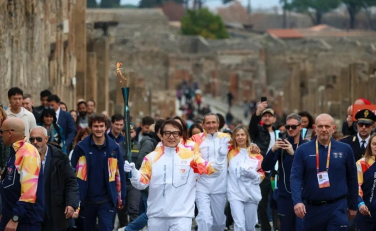 Джеки Чан пронес олимпийский факел по руинам Помпеи-ВИДЕО