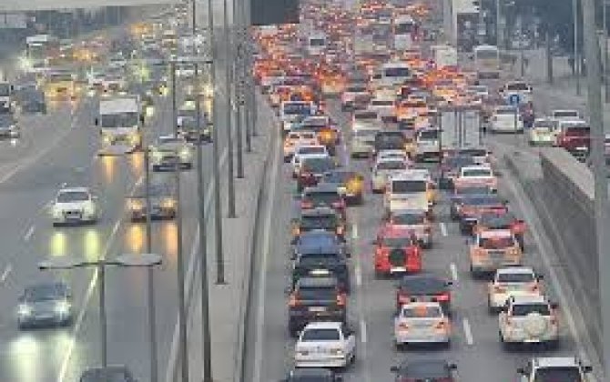 На ряде улиц и проспектов Баку затруднено движение транспорта