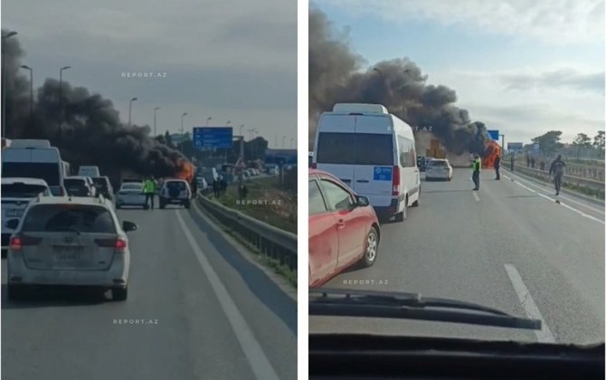 На Абшероне рядом с постом дорожной полиции загорелась маршрутка