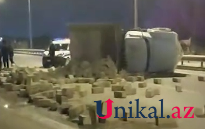 Paytaxtda daşla dolu yük maşını aşdı - VİDEO