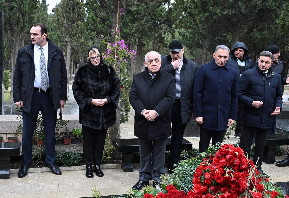 Əli Əsədov AZAL təyyarəsinin həlak olan ekipaj üzvlərinin məzarlarını ziyarət etdi - FOTO