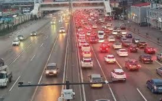 На ряде улиц и проспектов Баку затруднено движение транспорта