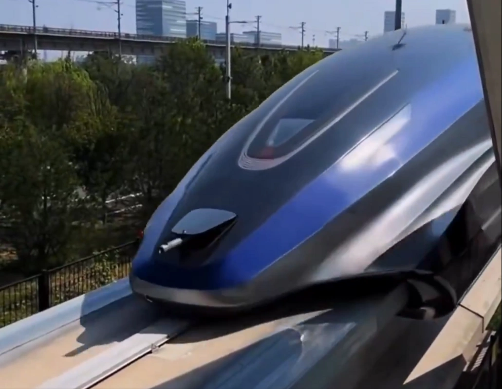 Çində maqnitlə idarə olunan vaqon-platforma iki saniyədə rekord sürətə çatdı - VİDEO