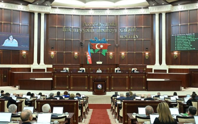 Parlament valideynlərini itirmiş uşaqlarla bağlı qanunlarda dəyişikliyi TƏSDİQLƏDİ