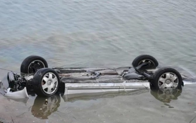 Sabirabadda avtomobil kanala aşıb, ölən var