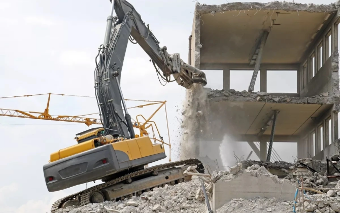 Bakıda qəzalı və plana düşən köhnə tikililərin TALEYİ: Söküntü nə vaxt başa çatacaq?