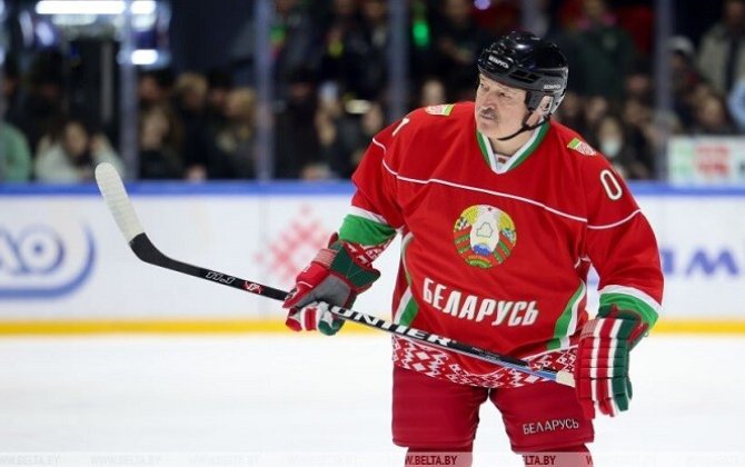 Лукашенко сбили на хоккее - Видео