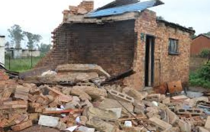 В результате обрушения здания в ЮАР погибли три человека