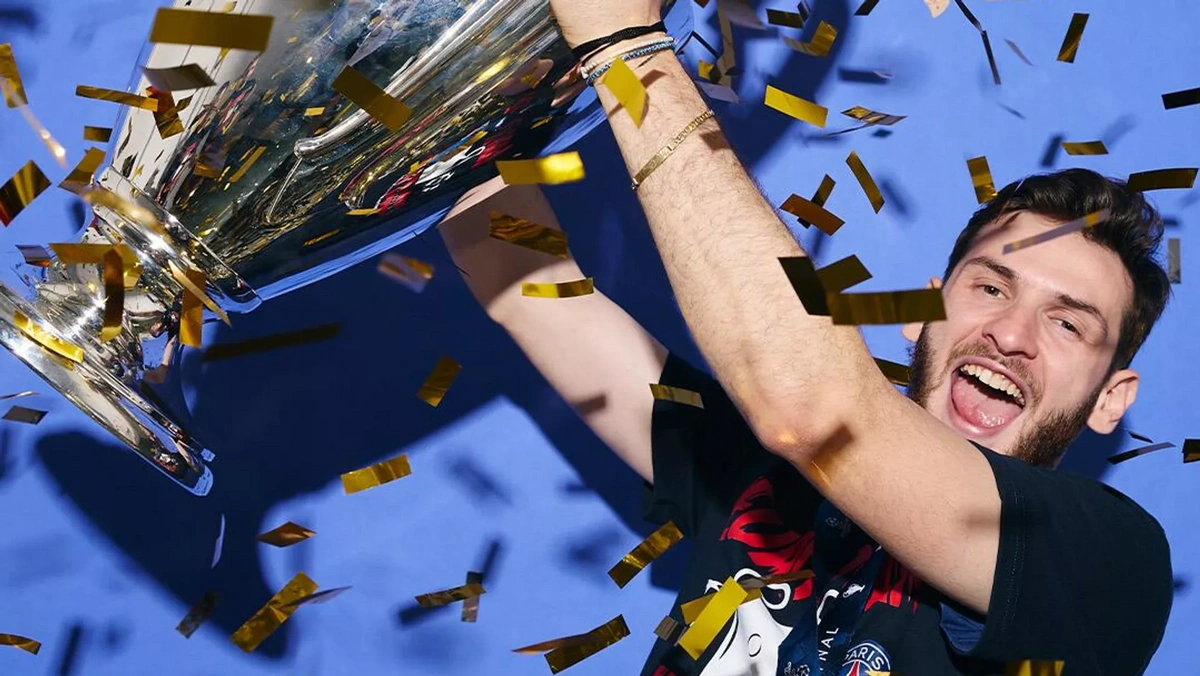 Xviça Kvaratsxeliya ən yaxşı futbolçu seçildi