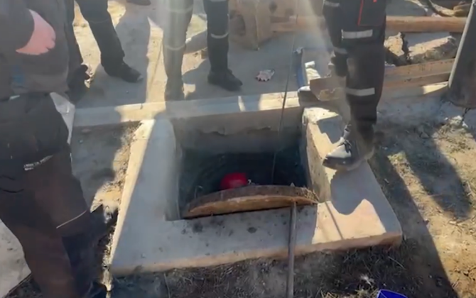 Спасатели МЧС достали мужчину из канализации и передали медикам-ВИДЕО