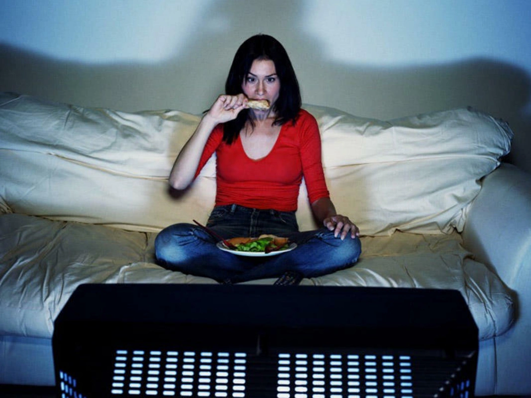 Alimlər yemək yeyərkən televizora baxmağın zərərlərini aşkarlayıblar