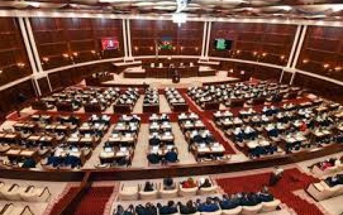 Началось последнее пленарное заседание осенней сессии Милли Меджлиса