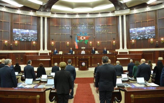 Deputatlar tətilə getdi