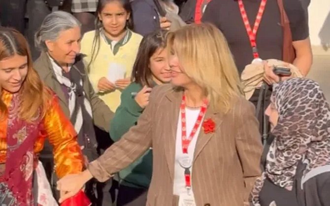 Hicablı qadının əlini tutmaması gündəm oldu - VİDEO