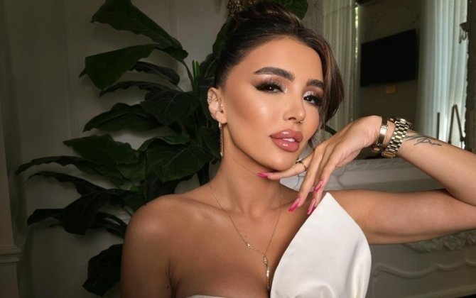 Renka küçədə qarşısına çıxan kuryerə hədiyyə verdi - VİDEO