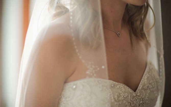 Bəydən toy günü biabırçı HƏRƏKƏT: İçki şüşəsini gəlinin başına boşaltdı - VİDEO