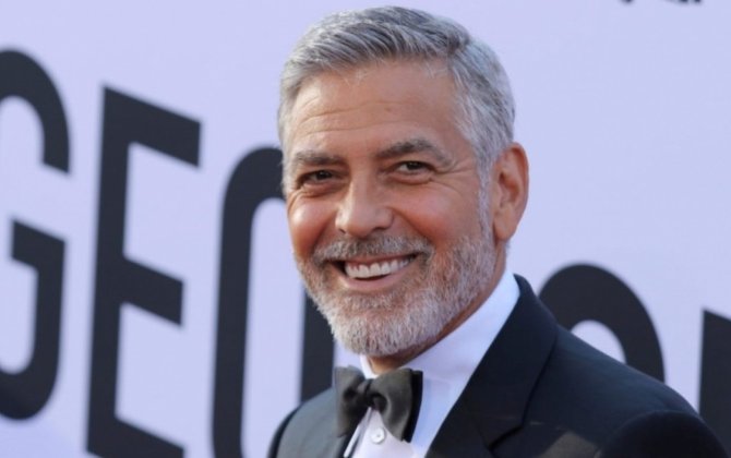 Corc Kluni ailəsi ilə birlikdə Fransa vətəndaşlığı aldı