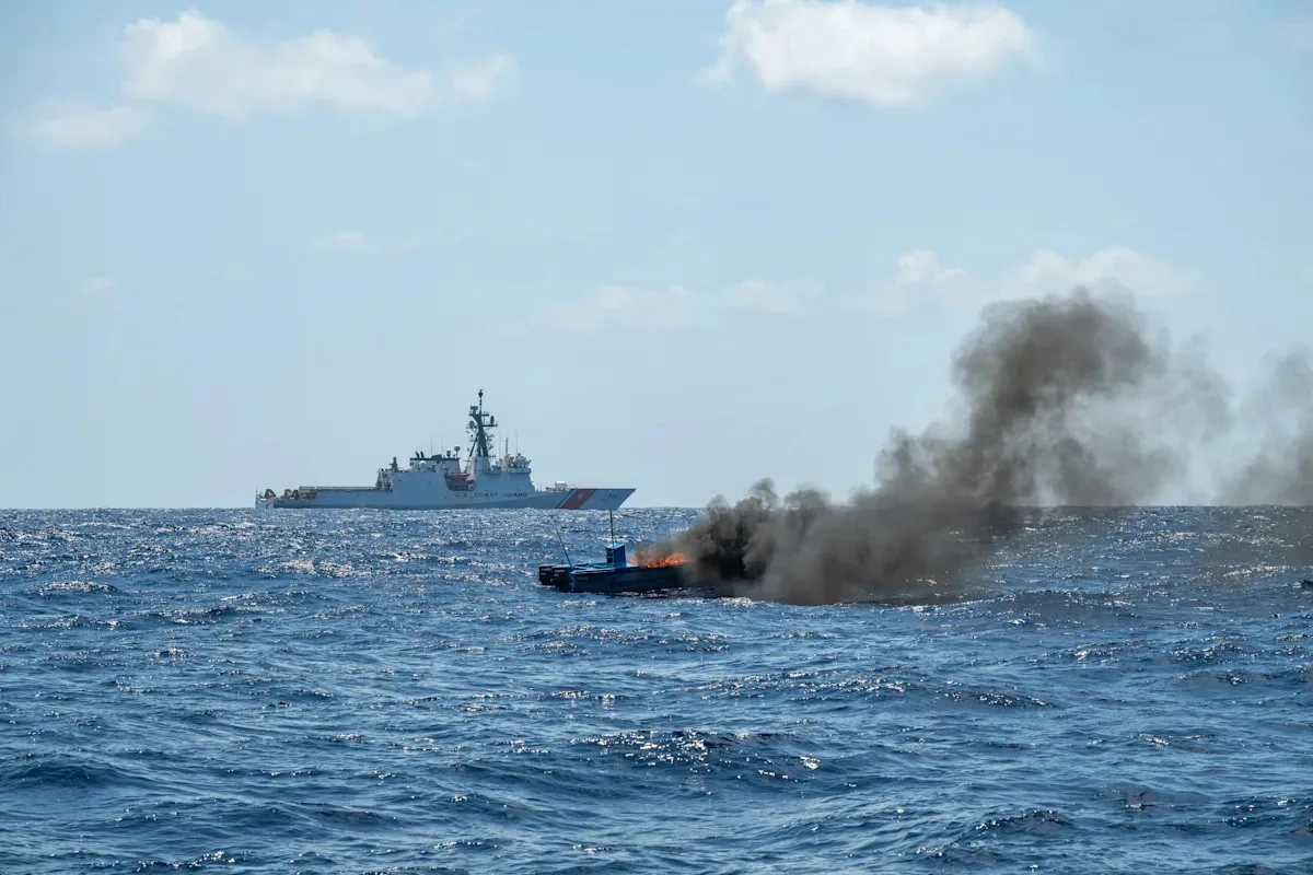 ABŞ ordusu okeanda narkotik ticarəti ilə məşğul olan gəmilərə zərbələr endirdi: Üç nəfər öldü