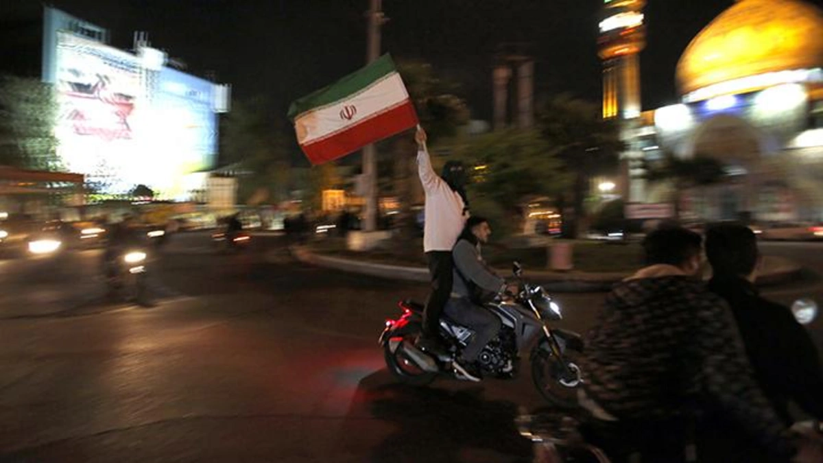 В Иране протестующие приспустили государственный флаг-ВИДЕО