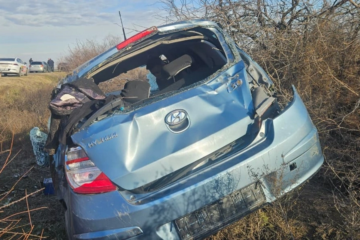 Kürdəmirdə avtomobil aşıb: Xəsarət alanlar var - FOTO