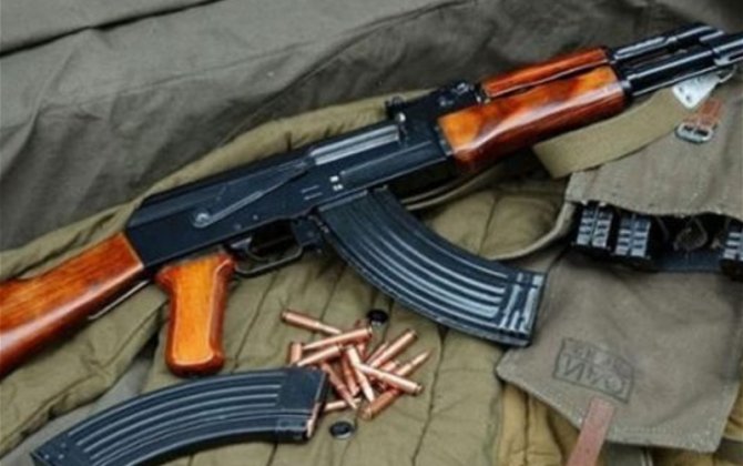 В Баку обнаружен автомат, спрятанный осужденным до ареста