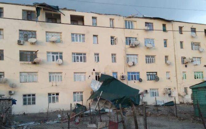 Bakıda binanın fasad üzlüyü qopdu – Anbaan VİDEO