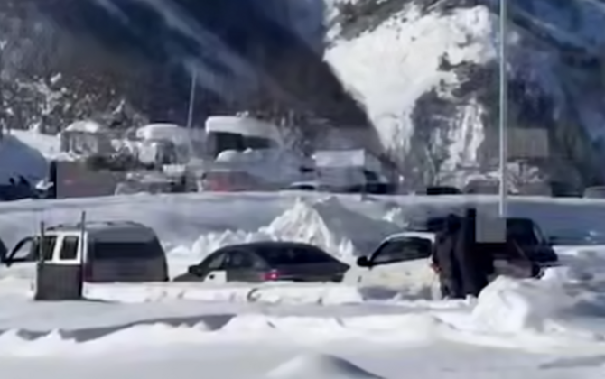 Yüzlərlə avtomobil Rusiya-Gürcüstan sərhəddində qalıb