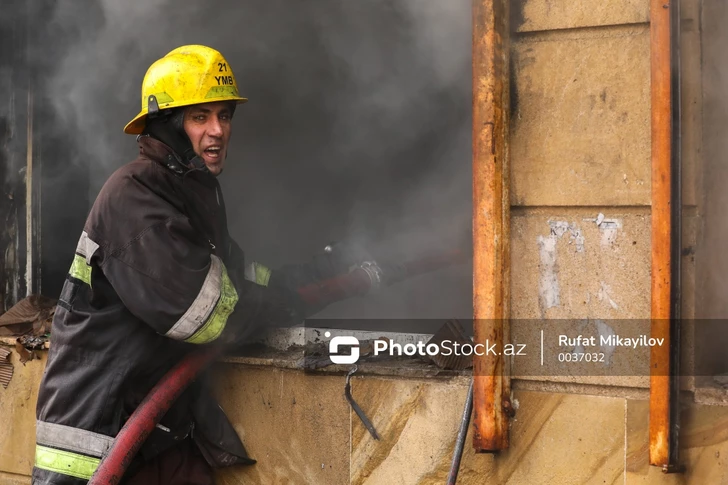 В Баку произошел пожар в жилом доме, есть пострадавший