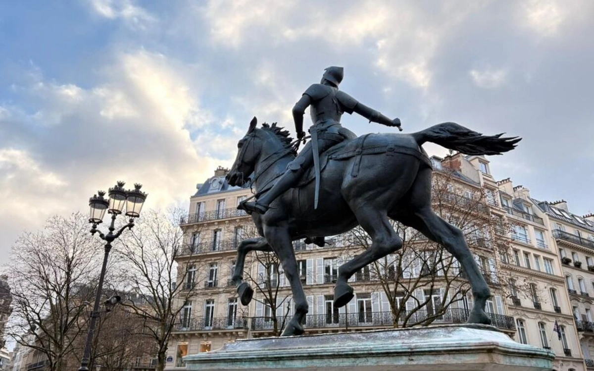 Parisdə Janna d'Arkın heykəlindən qılınc oğurlandı