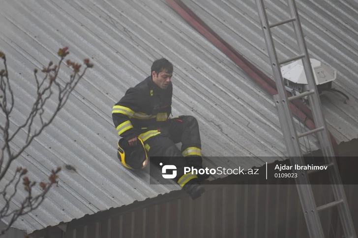 В Гяндже горят частные дома, пожарные ведут борьбу с огнем