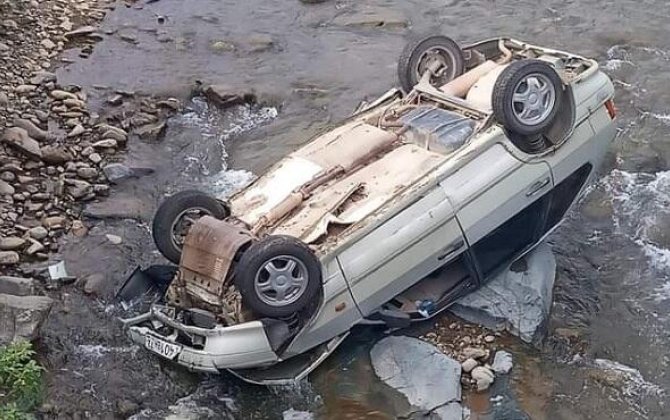 Buzlu yolda sürüşən maşın çaya aşdı - VİDEO