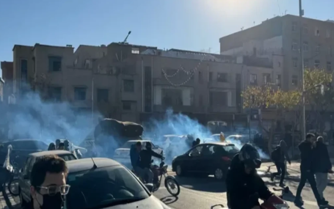 İranda etirazlar pik həddə: İqtisadi çöküş qiyama çevrilir – “Molla rejimi”nin sonu yaxınlaşır?